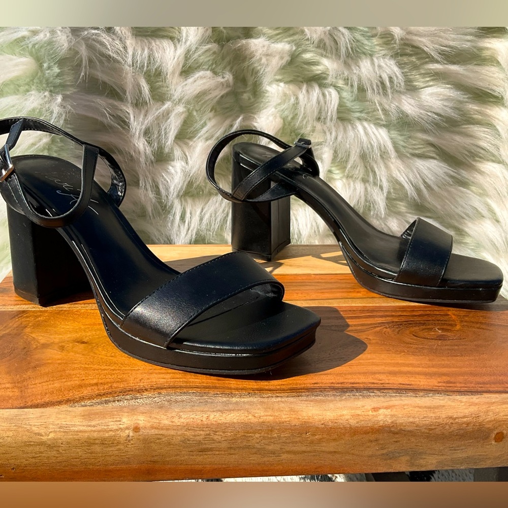 NWOT Mari A. Emmye block heel Sz. 8.5